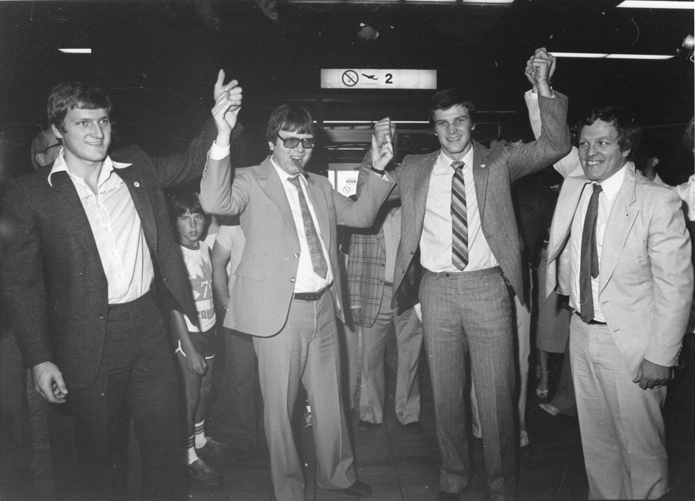 Zľava Anton Šťastný, manažér Nordiques Giller Léger, Peter Šťastný a prezident klubu Marcel Aubut po úteku z Rakúska a príchode do Quebecu.