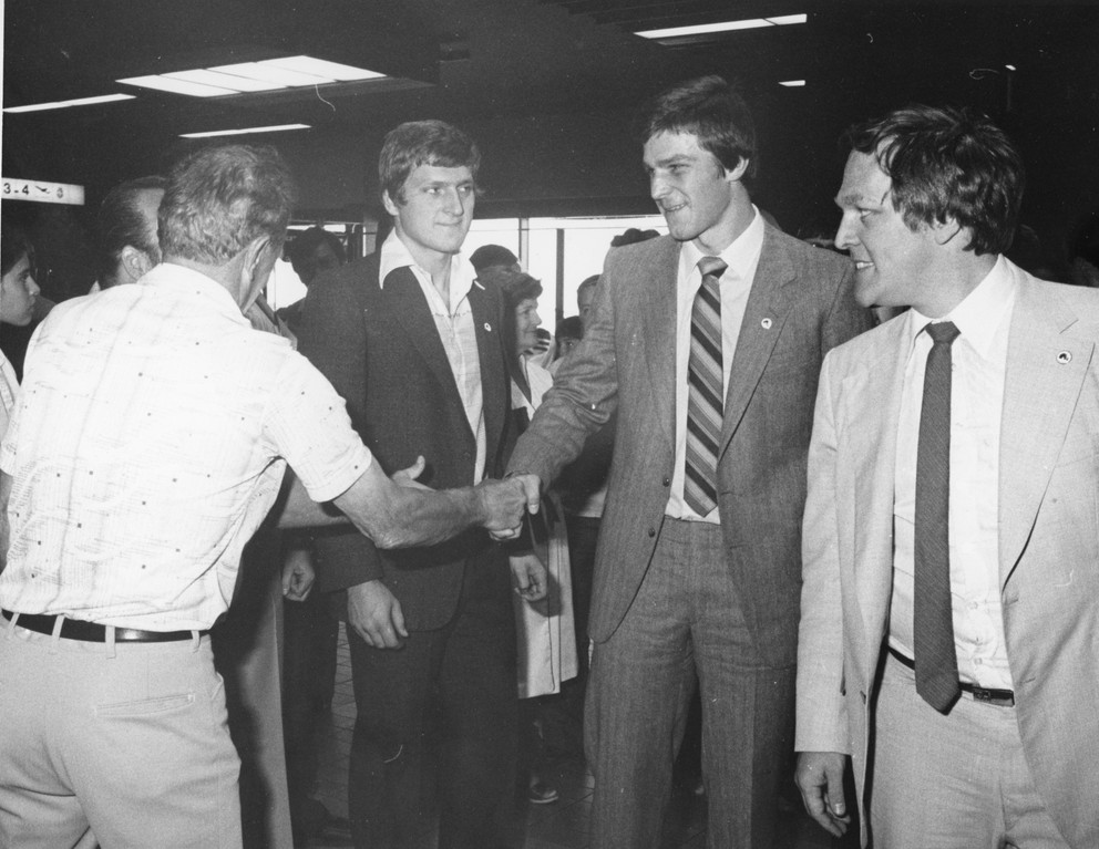 Šťastní v Kanade. Anton a Peter po prílete do Kanady v auguste 1980, vpravo prezident Quebec Nordiques Marcel Aubut.