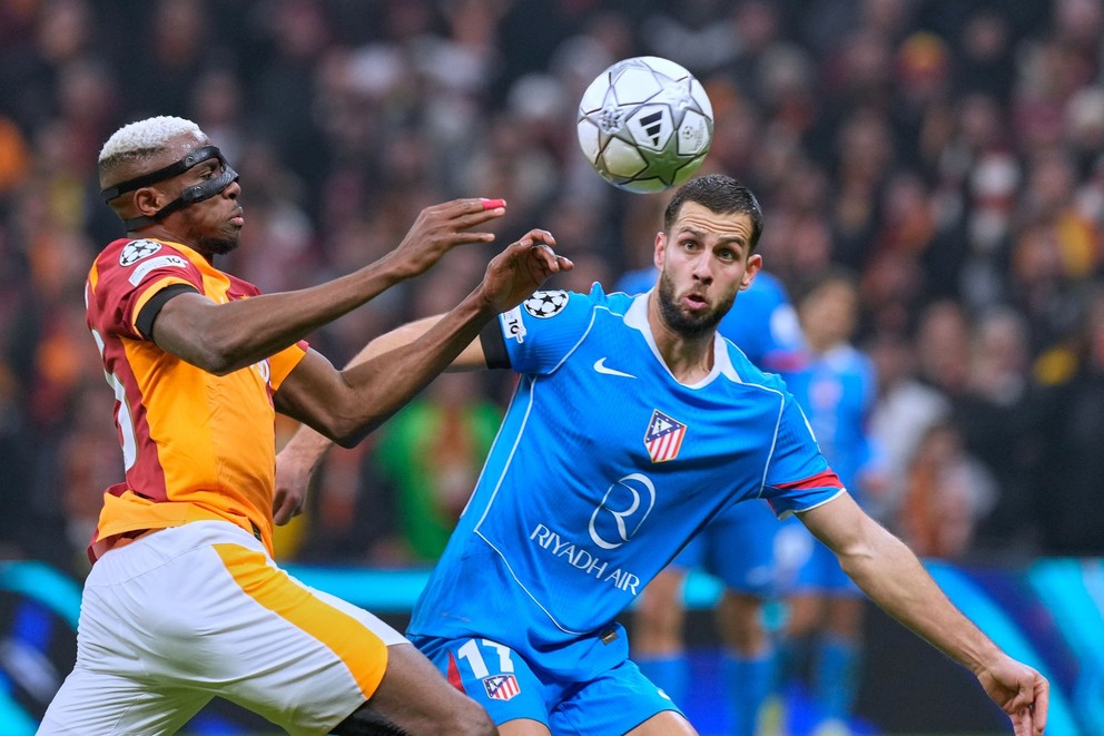 Slovenský hráč Atlético Madrid Dávid Hancko (vpravo) v súboji s Victorom Osimhenom z Galatasaray.