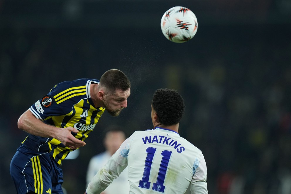 Slovenský hráč Fenerbahce Milan Škriniar (vľavo) v súboji s Olliem Watkinsom z Aston Villy počas zápasu 7. kola ligovej fázy Európskej ligy Fenerbahce Istanbul - Aston Villa v Istanbule 22. januára 2026.