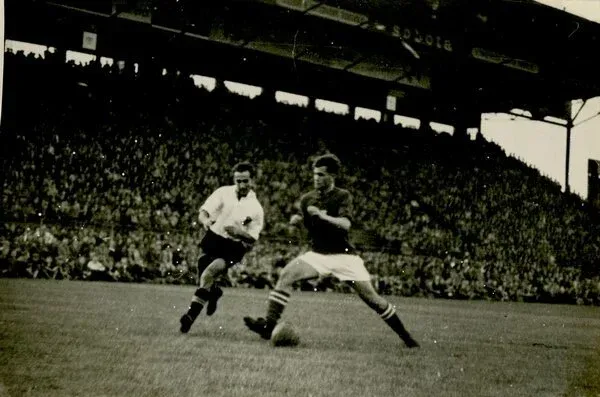 Vičan ako hráč (vpravo). 