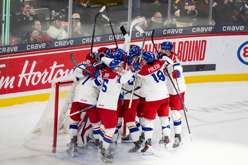 Českí hokejisti sa tešia z výhry po semifinálovom zápase Kanada - Česko.
