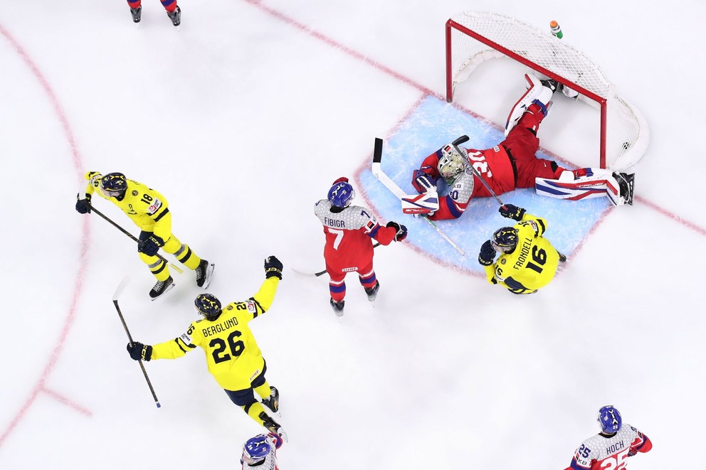 Momentka z finálového zápasu MSJ medzi Švédskom a Českom.