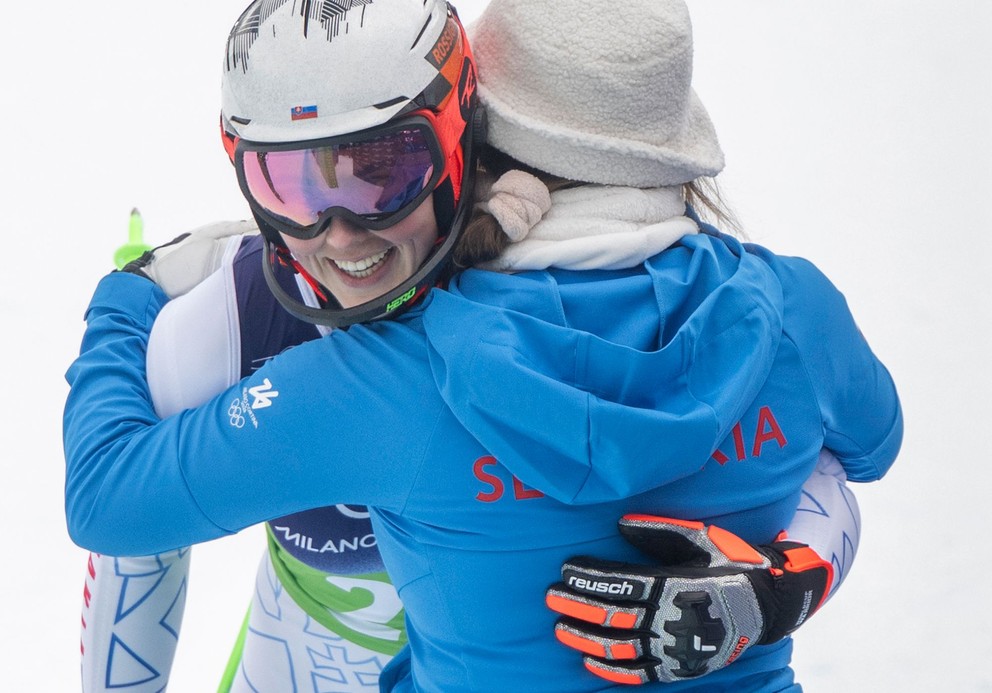 Petra Vlhová v objatí s Katarínou Šrobovou po tímovej kombinácii na ZOH 2026.