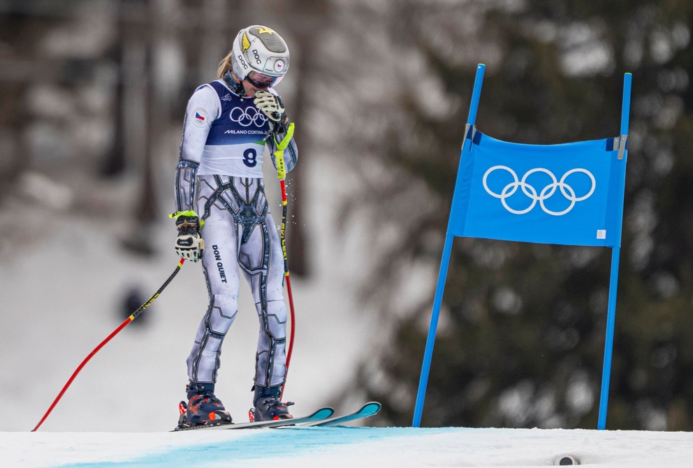 Smutná česká lyžiarka Ester Ledecká po páde na svahu pred cieľom počas super-G žien.