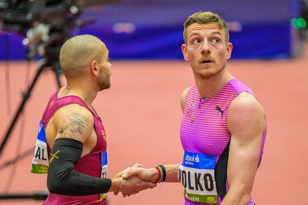 Na snímke vpravo slovenský reprezentant Ján Volko po behu na 60 metrov počas národného programu atletického mítingu Czech Indoor Gala.