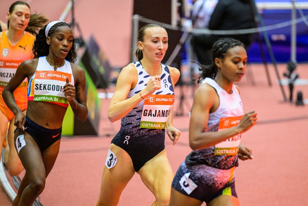 Na snímke v strede slovenská reprezentantka Gabriela Gajanová beží 800 metrov počas hlavného programu atletického mítingu Czech Indoor Gala.