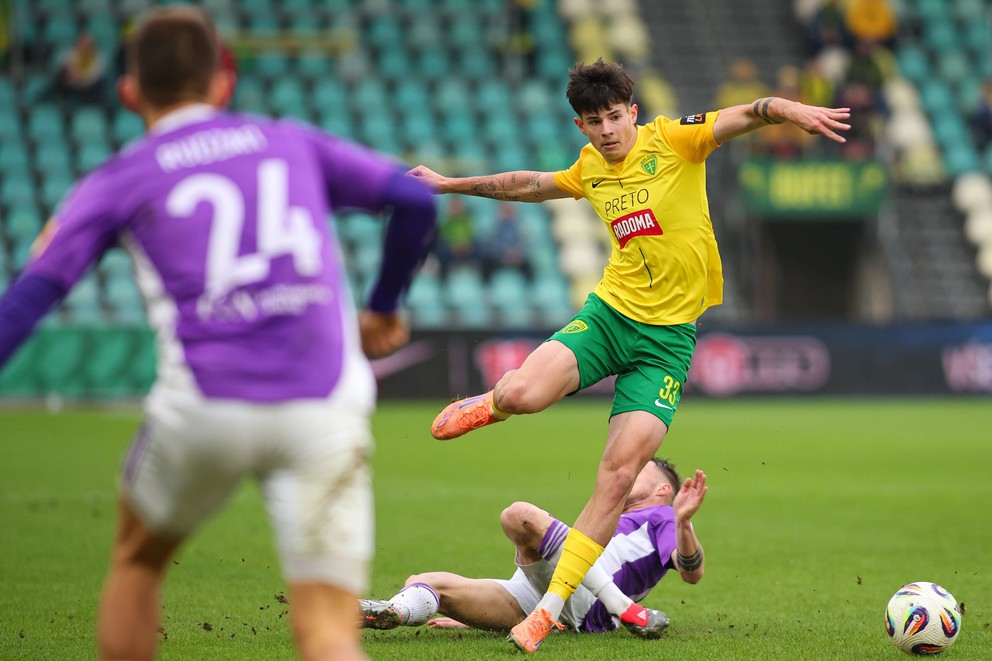 Na snímke v pozadí hráč Žiliny Tobiáš Pališčák bojuje o loptu v zápase 19. kola futbalovej Niké ligy medzi MŠK Žilina - KFC Komárno.