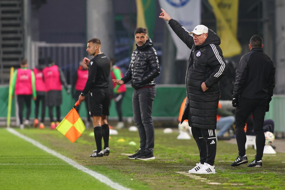 Na snímke v popredí hlavný tréner Komárna Mikuláš Radványi reaguje v zápase 19. kola futbalovej Niké ligy medzi MŠK Žilina - KFC Komárno.
