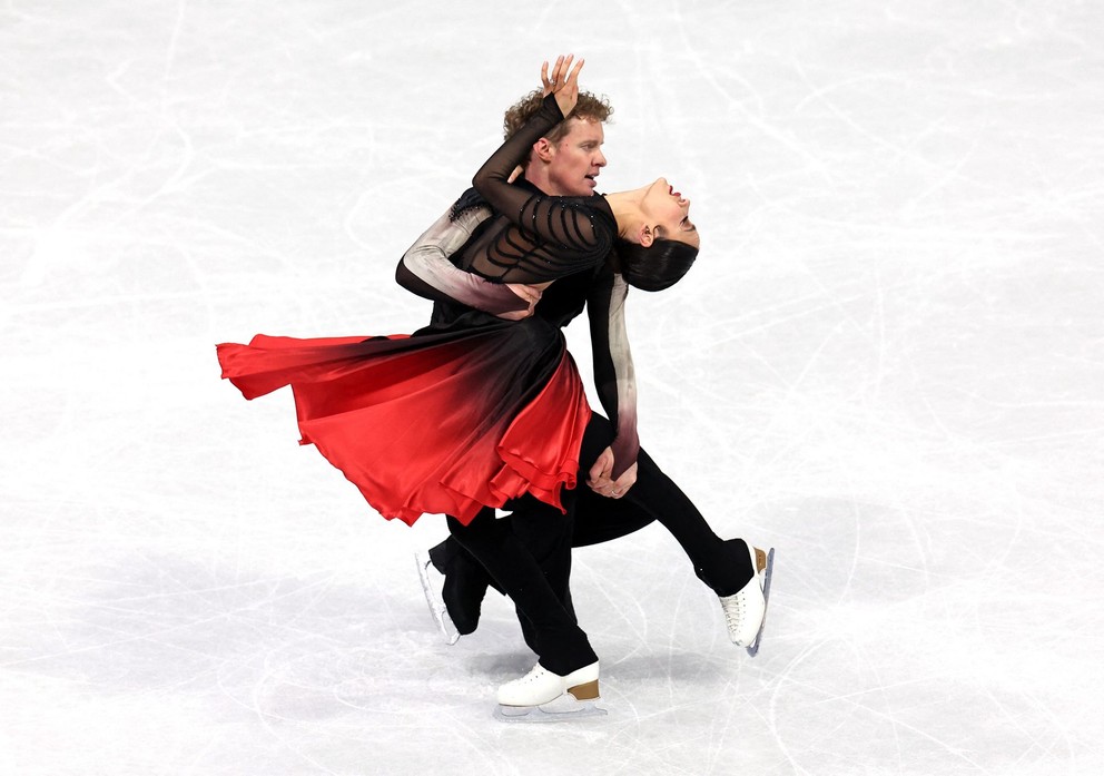 Madison Chocková a Evan Bates vo voľnom tanci na ZOH v Miláne.