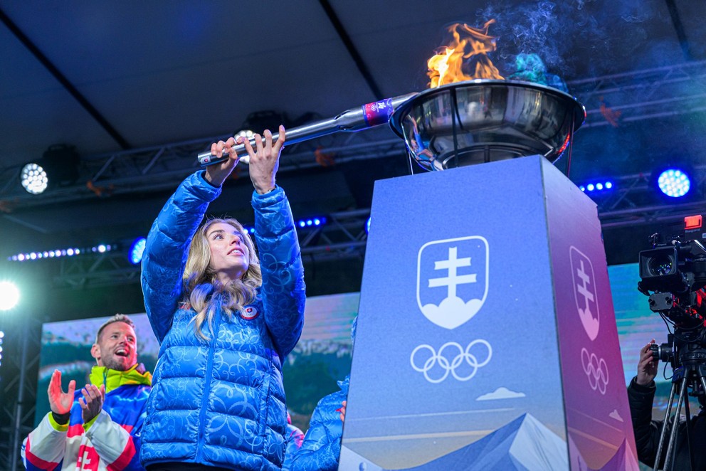 Na snímke slovenská Športovkyňa roka 2025 Emma Zapletalová zapaľuje festivalový oheň počas oficiálneho otvorenia Olympijského festivalu.