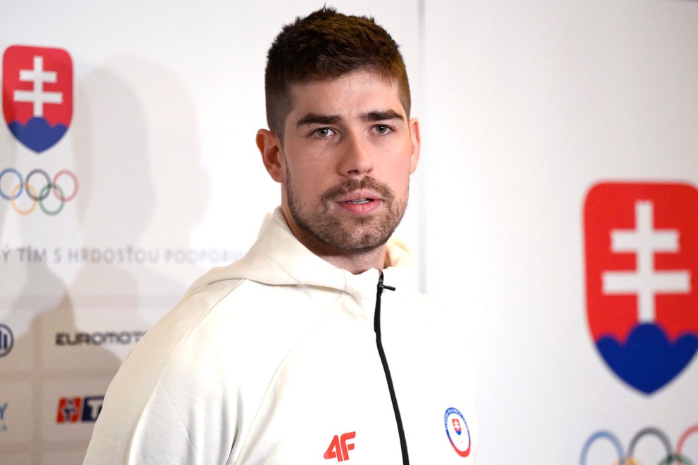 Na snímke slovenský hokejový reprezentant Peter Čerešňák pózuje počas tlačovej konferencie.