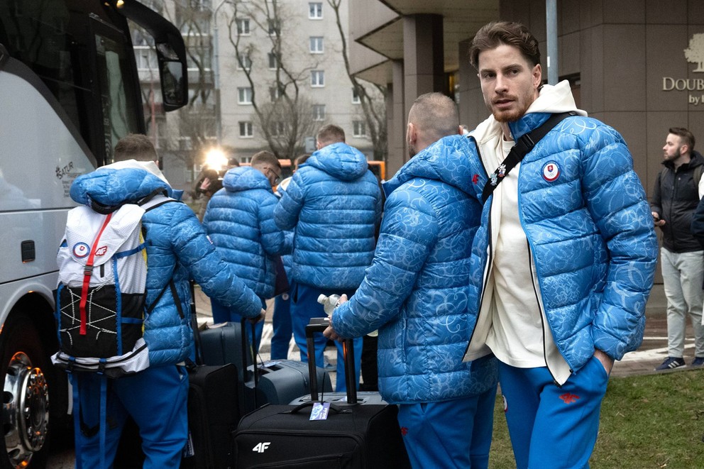 Peter Cehlárik (vpravo) a ďalší slovenskí hokejisti pred odchodom na ZOH 2026.