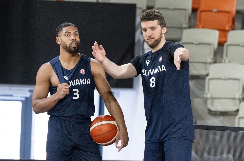 Na snímke nová posila v slovenskom basketbalovom národnom tíme naturalizovaný David DeJulius (vľavo) a David Abrahám (vpravo).