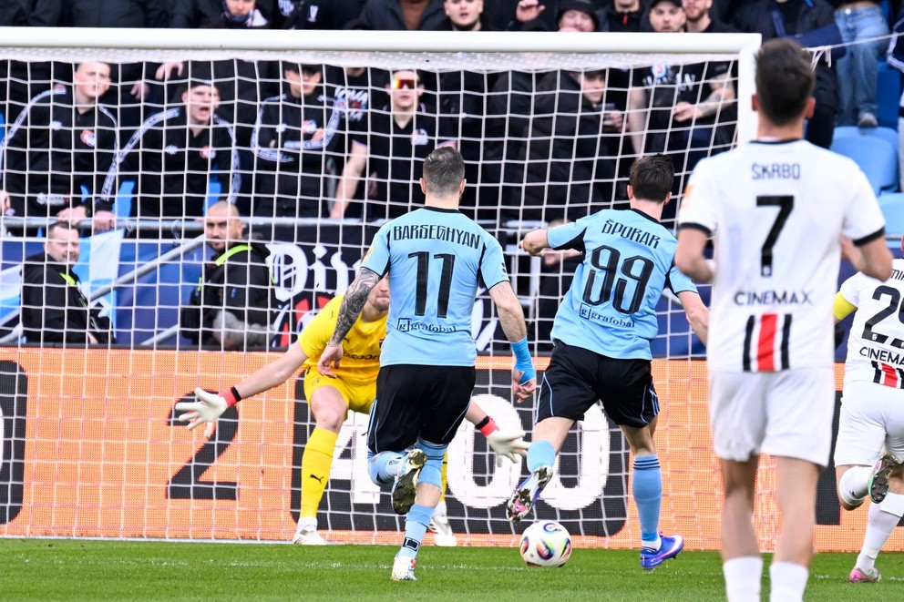 Na snímke uprostred Andraž Šporar (Slovan) strieľa.