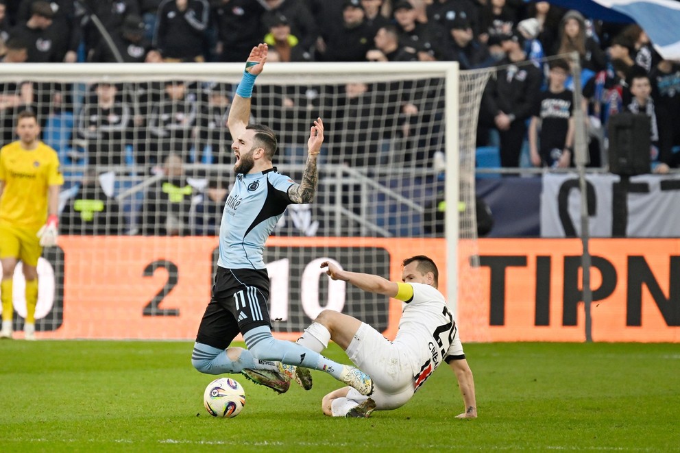 Na snímke vľavo Tigran Barseghjan.