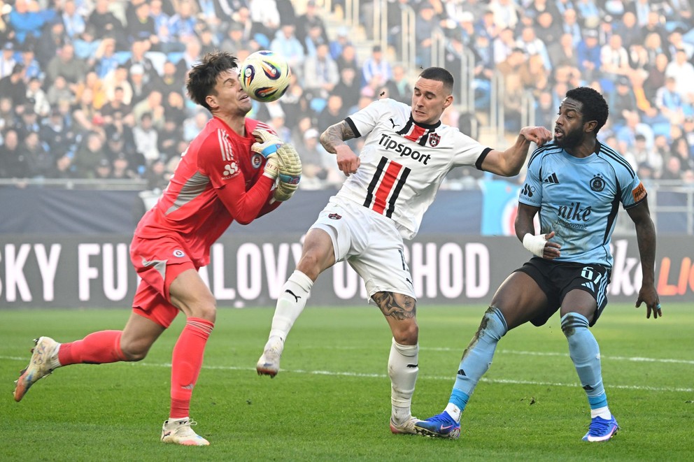 Na snímke uprostred Timotej Kudlička (Trnava), vľavo brankár Dominik Takáč a vpravo Sandro Cruz (obaja Slovan).