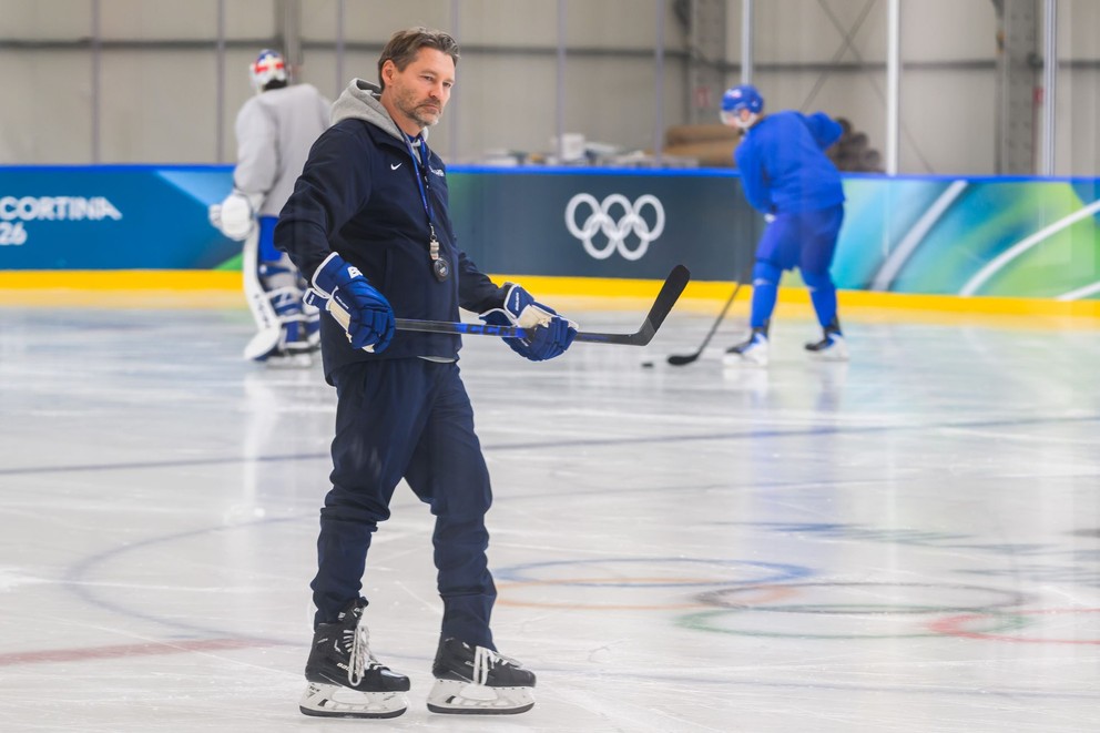 Na snímke tréner Vladimír Orzságh počas tréningu slovenskej hokejovej reprezentácie pred zimnými olympijskými hrami v Miláne.