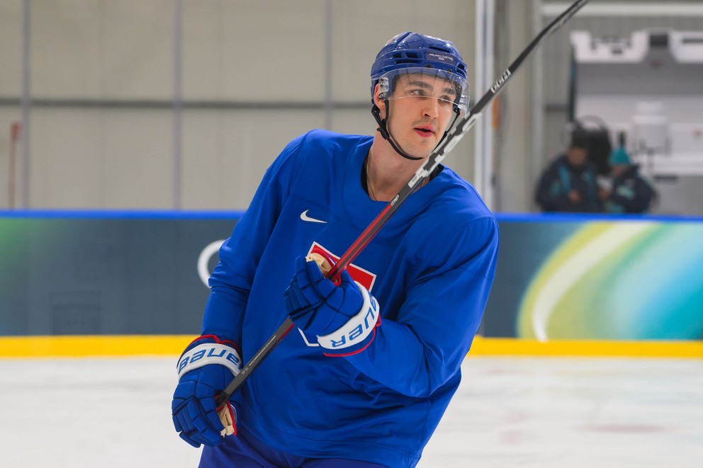 Adam Ružička počas tréningu slovenskej hokejovej reprezentácie pred zimnými olympijskými hrami v Miláne.