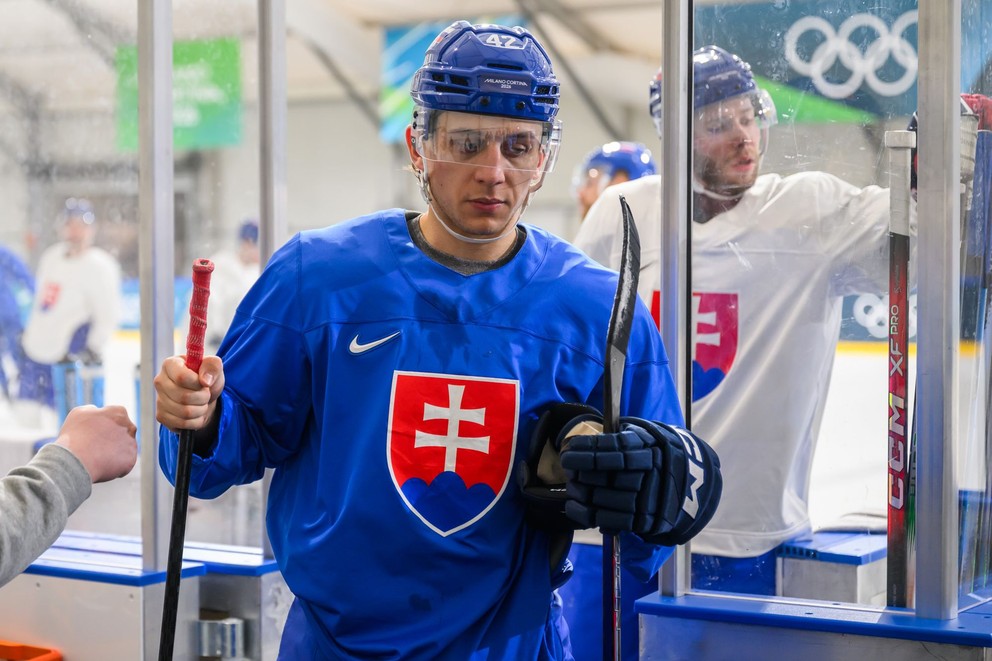 Martin Fehérváry po tréningu slovenskej hokejovej reprezentácie na zimných olympijských hrách v Miláne.