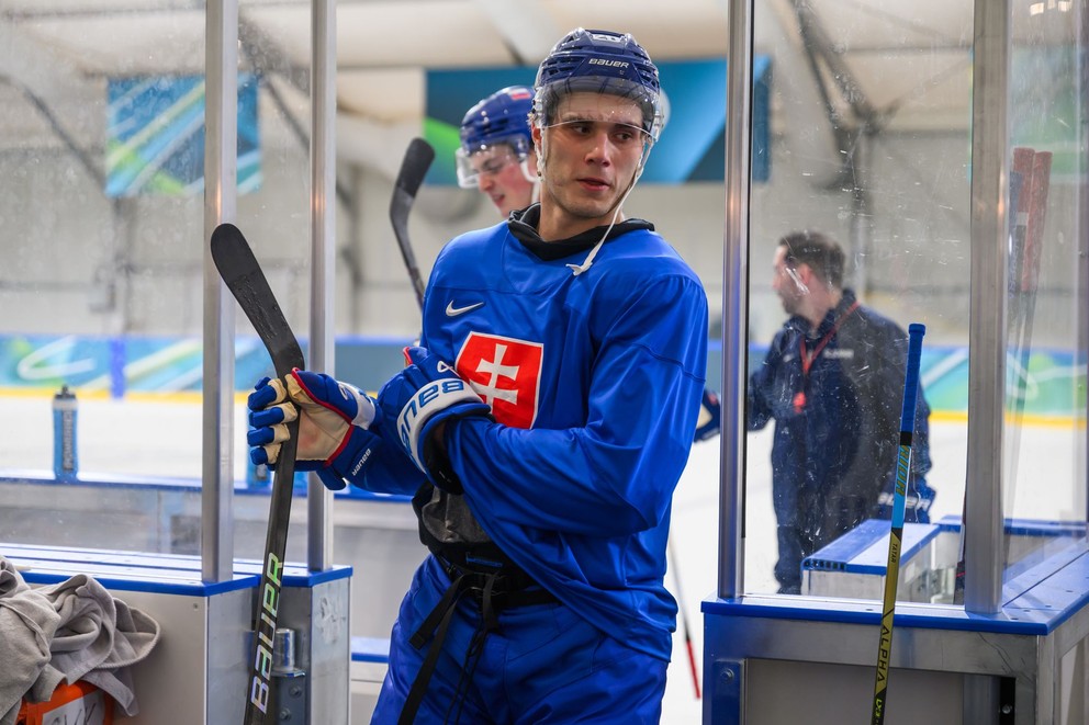 Na snímke hokejista Juraj Slafkovský po tréningu  slovenskej hokejovej reprezentácie na zimných olympijských hrách v Miláne.