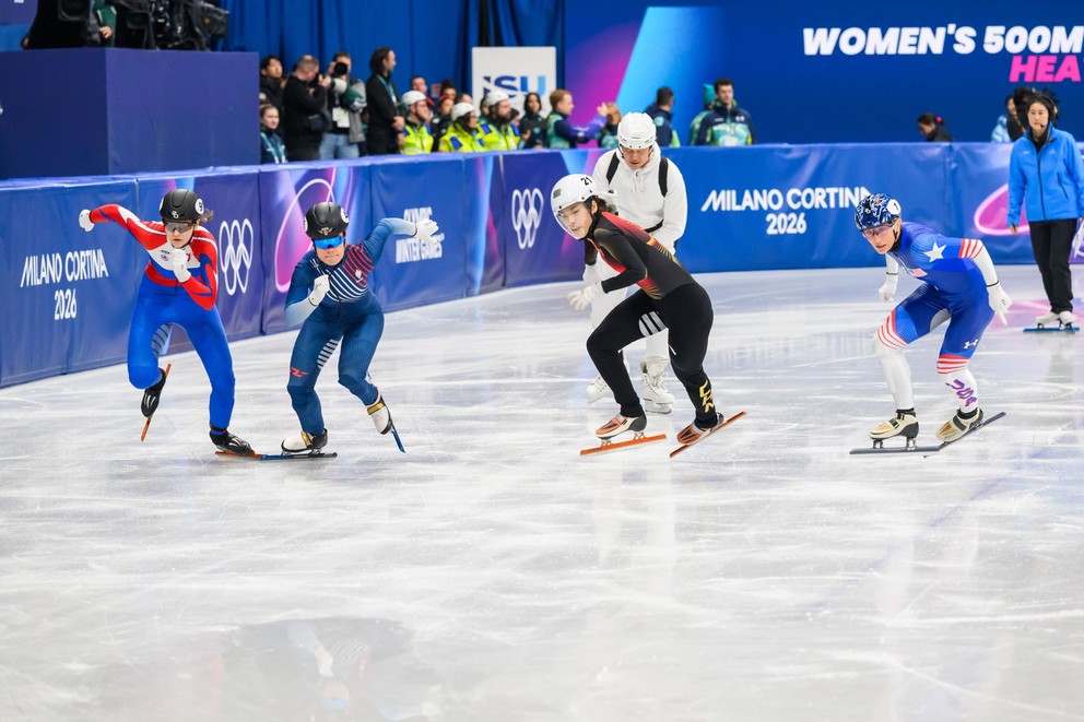 Na snímke zľava Slovenka Lea Popovičová, Francúzka Aurelie Levequeová, Číňanka Chutong Zhangová a Američanka Kristen Santos-Griswoldová na štarte počas kvalifikácie žien 500m.
