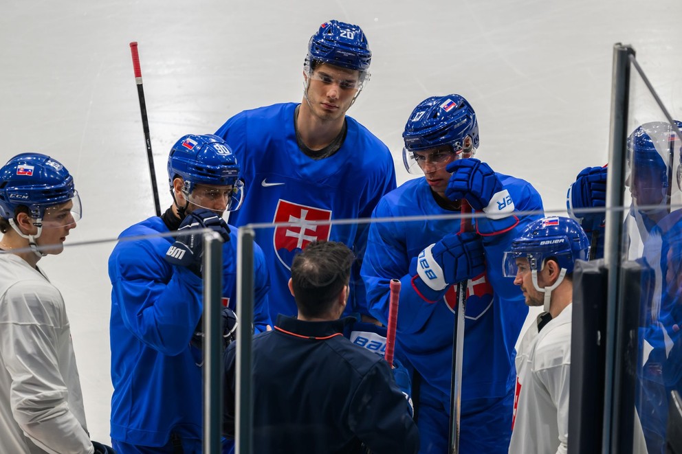 Dalibor Dvorský, Tomáš Tatar, Juraj Slafkovský, Šimon Nemec a Libor Hudáček počas tréningu na ZOH v Miláne.