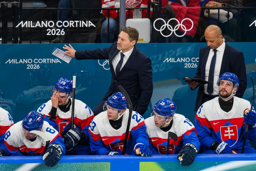 Oliver Okuliar, Libor Hudáček, Adam Liška, Dalibor Dvorský, Lukáš Cingel a v pozadí zľava hlavný tréner Vladimír Országh a jeho asistent Ján Pardavý.