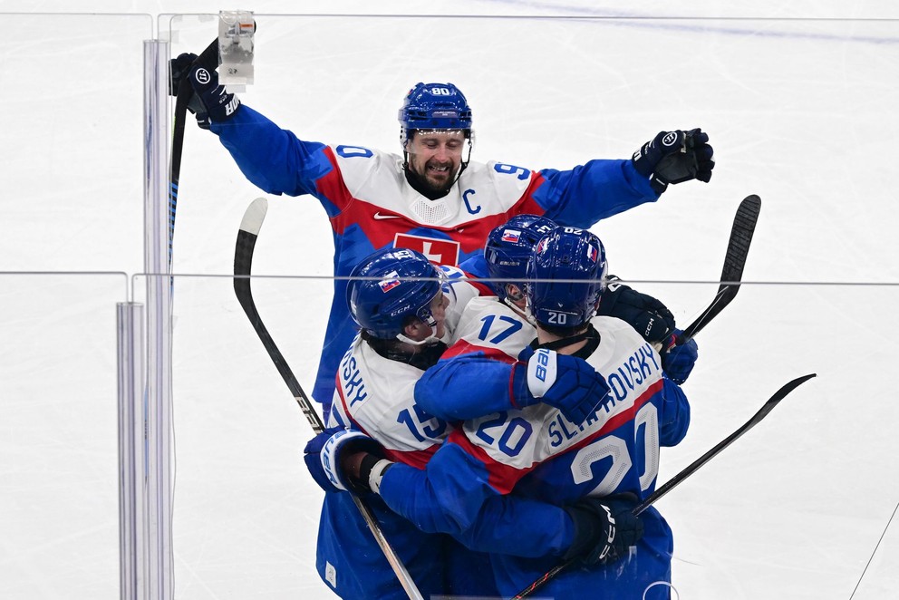 Slovenskí hokejisti zľava kapitán Tomáš Tatar, Dalibor Dvorský, Šimon Nemec a Juraj Slafkovský sa tešia z gólu počas zápasu základnej B-skupiny Slovensko - Fínsko.