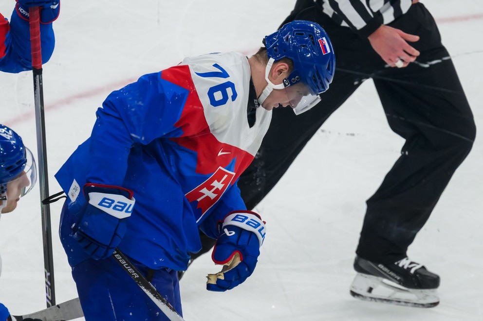 Martin Pospíšil odchádza z ľadu počas zápasu základnej B-skupiny Slovensko - Fínsko.