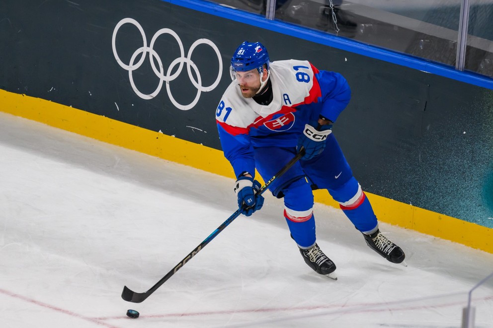 Na snímke Erik Černák (Slovensko) korčuľuje s pukom počas zápasu základnej B-skupiny Slovensko - Fínsko.