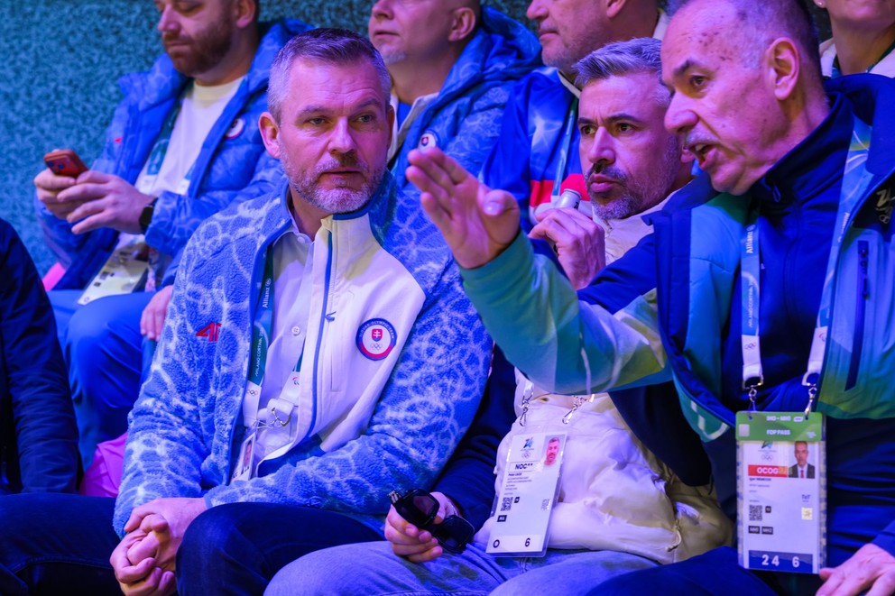 Prezident SR Peter Pellegrini, jeho poradca pre šport Peter Liker a šéf organizačného výboru pre hokej ZOH Igor Nemeček.