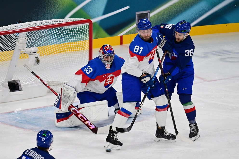 Na snímke zľava brankár Stanislav Škorvánek (Slovensko), Erik Černák (Slovensko) a Cristiano Digiacinto (Taliansko) počas zápasu základnej B-skupiny Taliansko - Slovensko v ľadovom hokeji na zimných olympijských hrách 2026 v Miláne.
