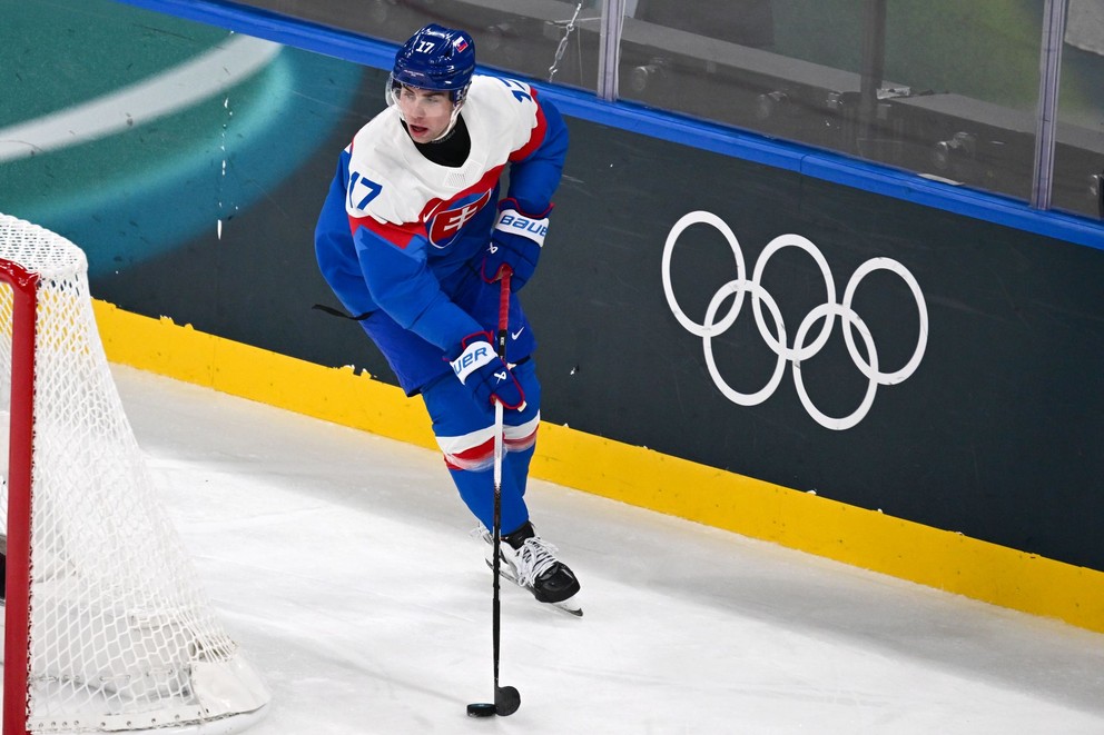 Šimon Nemec korčuľuje s pukom počas zápasu základnej B-skupiny Slovensko - Fínsko.