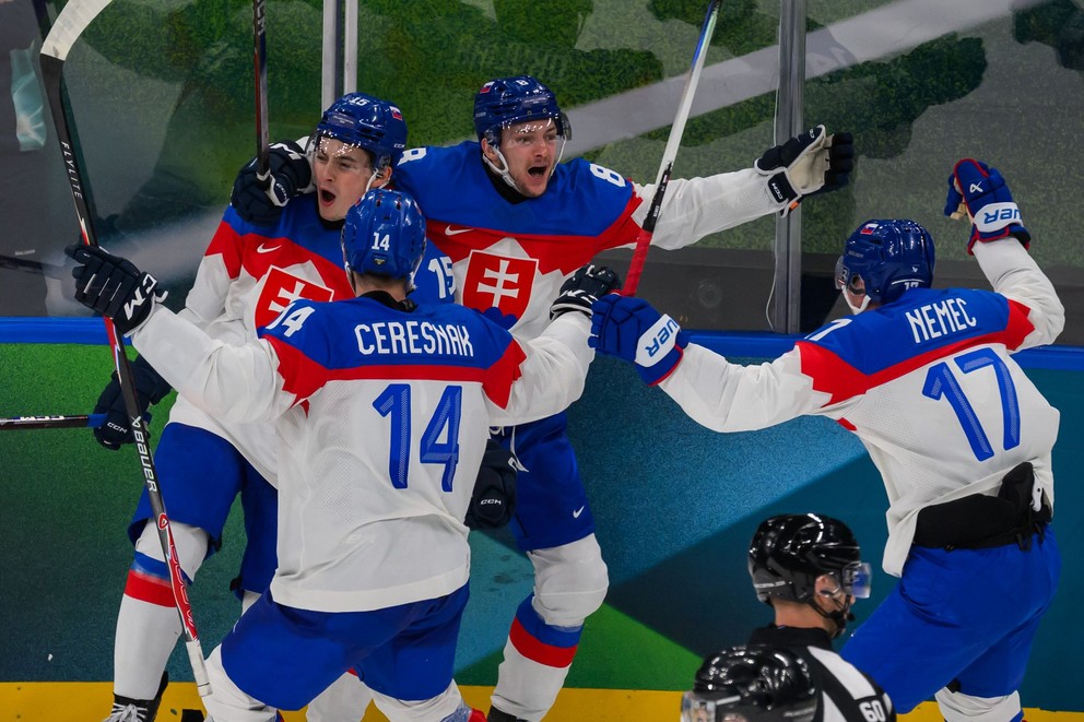 Slovenskí hokejisti oslavujú gól, vpravo Šimon Nemec.