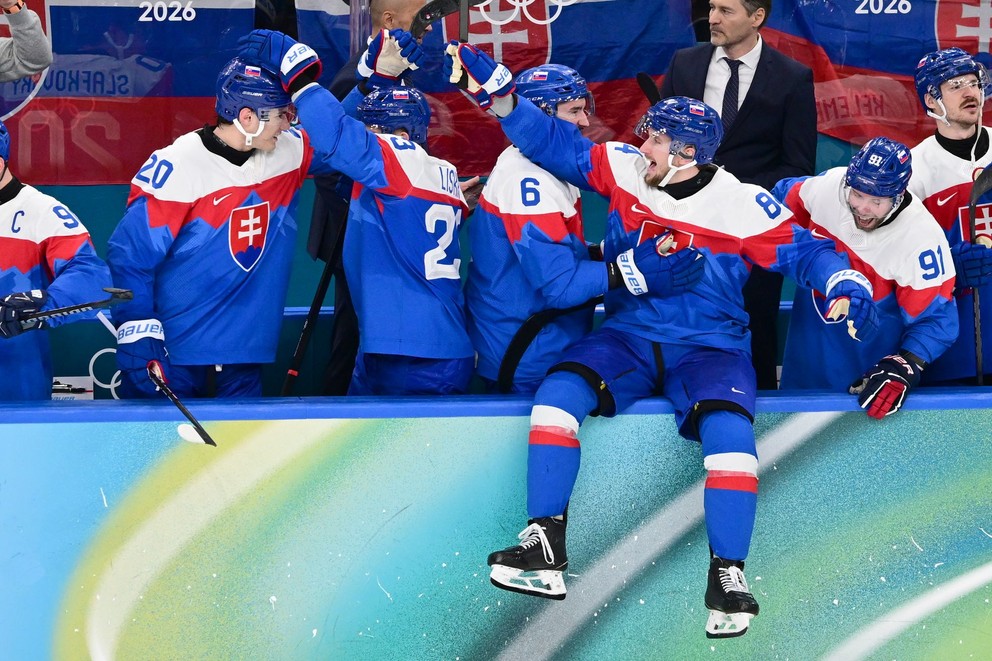 Slovenskí hokejisti sa tešia z postupu do semifinále. 