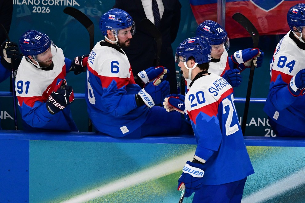 Juraj Slafkovský sa teší z gólu. 