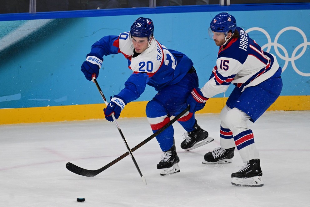 Juraj Slafkovský (vľavo) a Noah Hanifin (USA) v semifinálovom zápase USA - Slovensko na ZOH 2026.