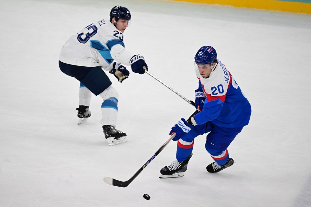 Juraj Slafkovský (20) a hráč Fínska Esa Lindell bojujú o puk v zápase o 3. miesto Slovensko - Fínsko.