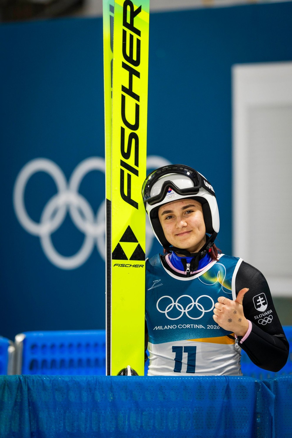Kira Mária Kapustíková pózuje počas súťaže na strednom mostíku na XXV. zimných olympijských hrách.