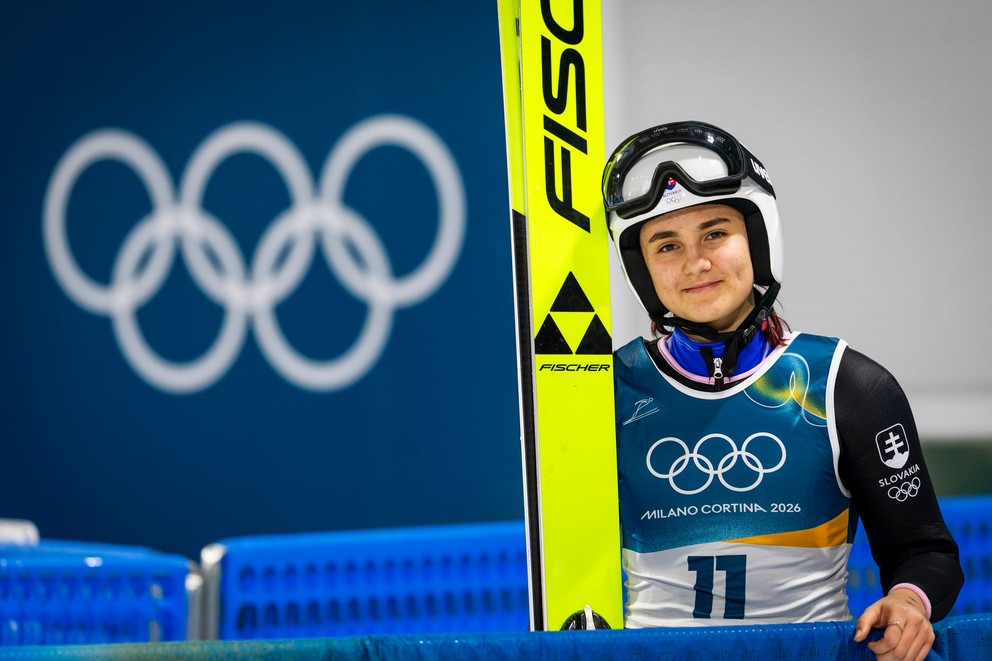 Kira Mária Kapustíková pózuje počas súťaže na strednom mostíku na XXV. zimných olympijských hrách.