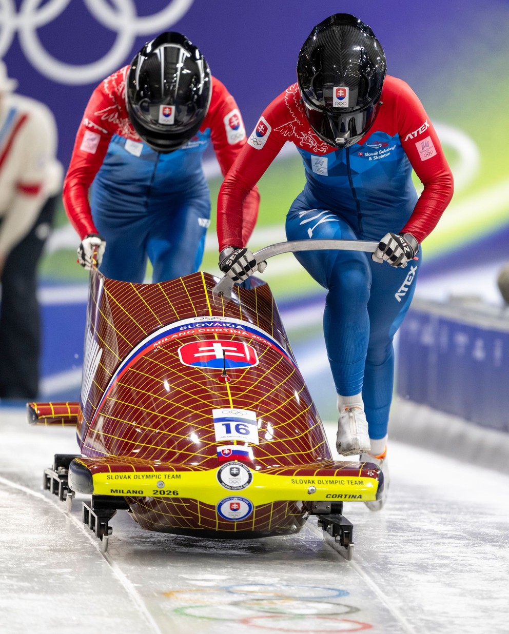 Na snímke slovenské bobistky sprava Viktória Čerňanská a Lucia Mokrášová počas ZOH.