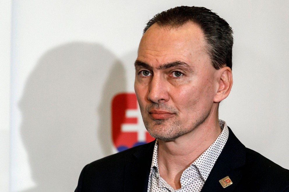 Prezident SZĽH a generálny manažér reprezentácie Miroslav Šatan počas tlačovej konferencie.