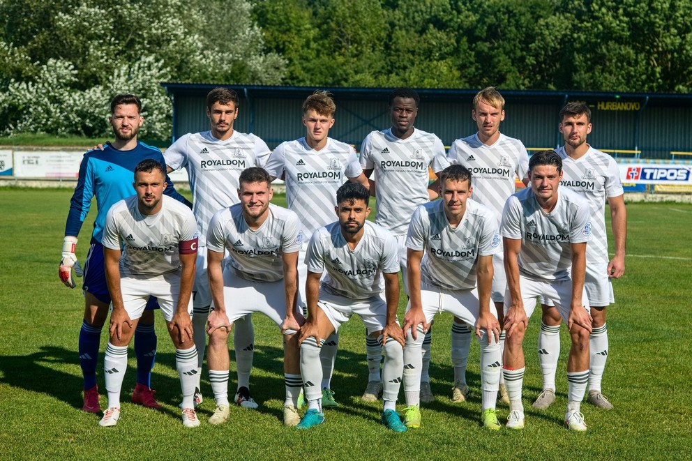 OK Častkovce – hore zľava: Andrej Kišac, Mario Veljača, Timothy Krajči, Abass Bukunmi, Erik Minaroviech, Damián Vavruš, dole zľava: Nikolas Valo, Peter Vavruš, Rafael Julio, Richard Žákech a Leo Náhlik.