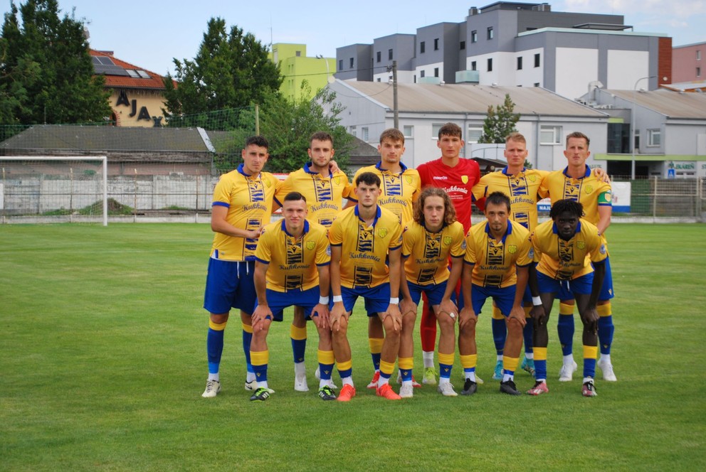 DAC B – hore zľava: Slavomír Pagáč, Bálint Szolgai, Adam Lami, Vasilios Kaltsas, András Mészáros, Péter Nagy, dole zľava: Levente Bősze, Stefan Dukanović, Martin Jenčuš, Nino Žiga a Abdoulaye Gueye.