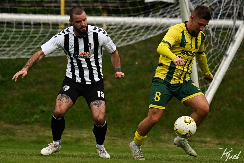 Dve 24-ročné opory svojich tímov, pri lopte Mário Strakoš z Veľkých Ludiniec a Myjavčan Dominik Martišiak.