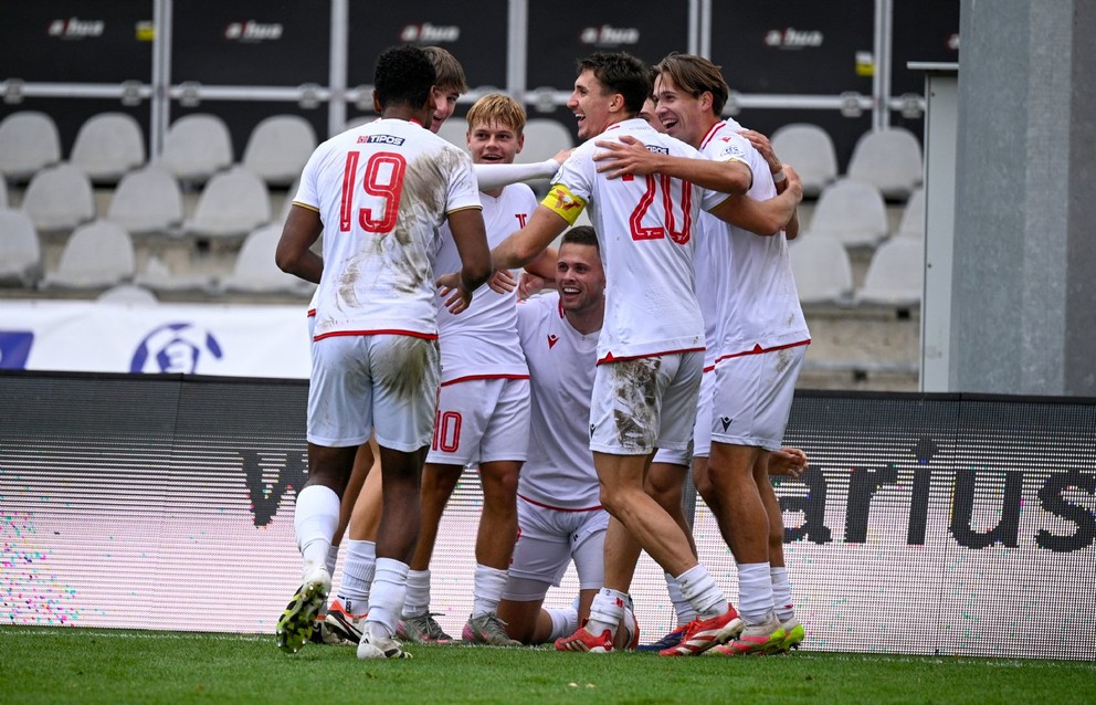 Duel prvej Myjavy v druhom Trenčíne rozhodli domáci víťazným gólom v 90. minúte, do tváre vidieť sprava Šimičovi, Habovi, Galajdovi a Brandýsovi.