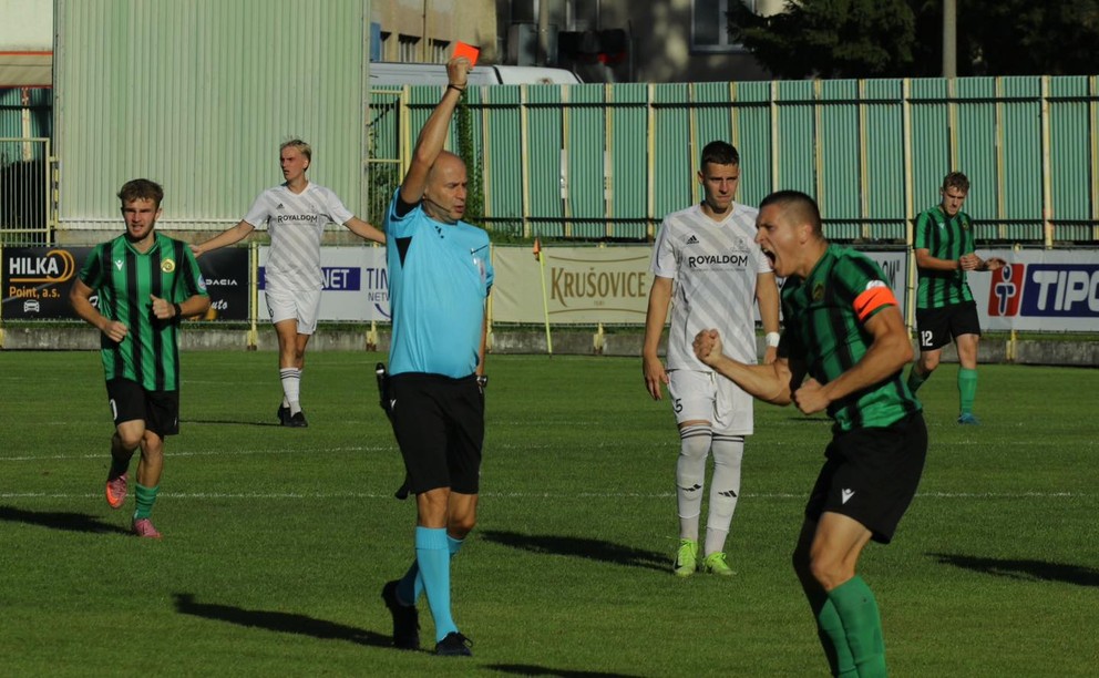 V 48. minúte zápasu Prievidza – Častkovce (3:2) veľavravné gesto kapitána domácich Polevku po červenej karte, ktorú dostal hosť Krajči. V bielom sprava Žákech a Minaroviech.