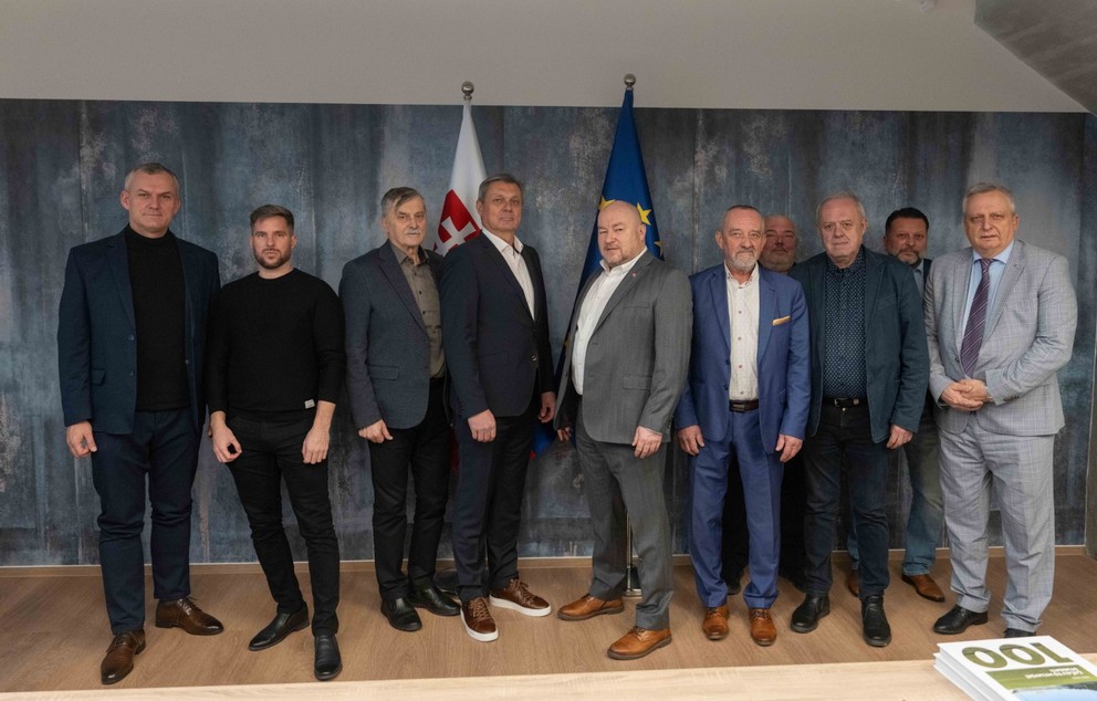 František Urbán (tretí sprava) na jednaní klubov tretej ligy na Ministerstve cestovného ruchu a športu SR.