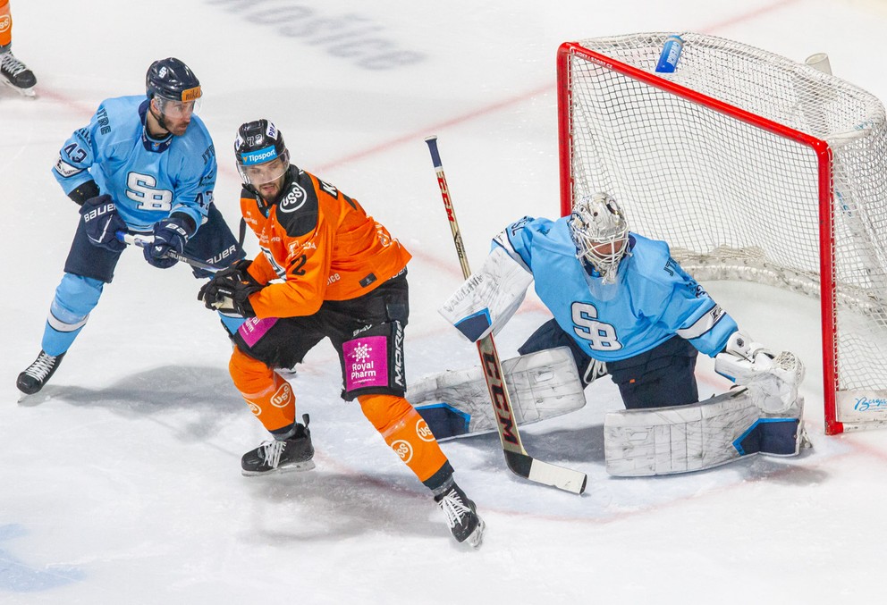 Brankár Slovana (vpravo) Jaroslav Janus.